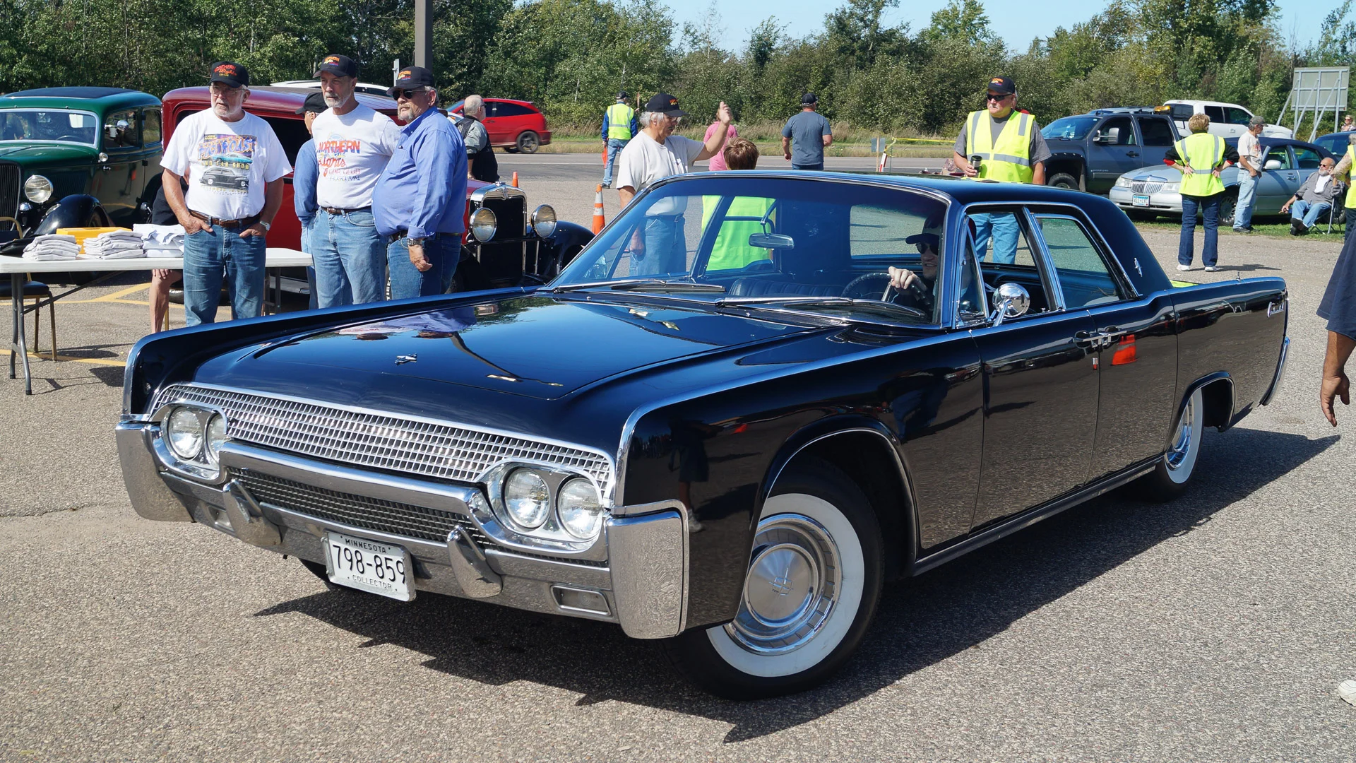 1961-lincoln-continental-vintage-car_8ooz.webp