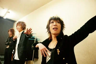 2005120707-1.webp