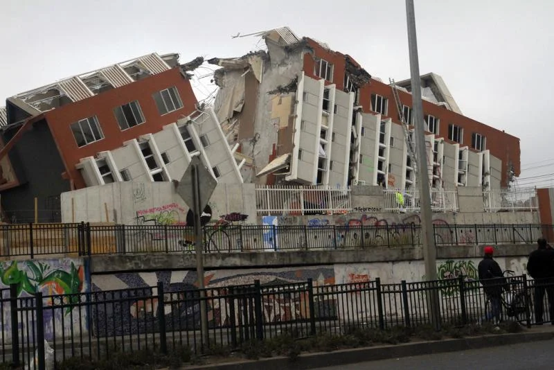2010_Chile_earthquake__Building_destroye-1.webp