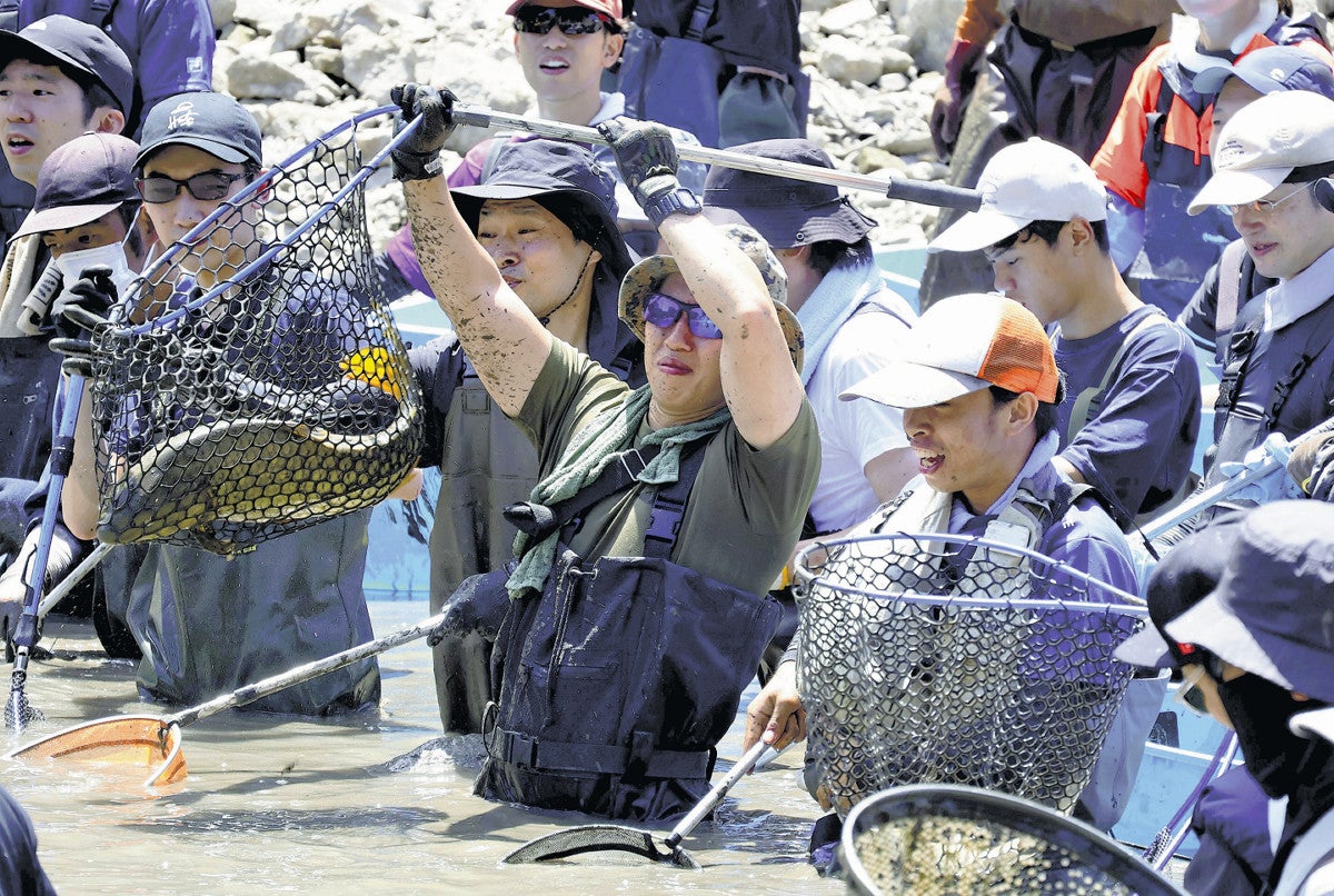 Fukui Castle moat drained by volunteers ahead of restoration