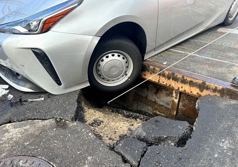 Sinkhole traps car in Nagoya