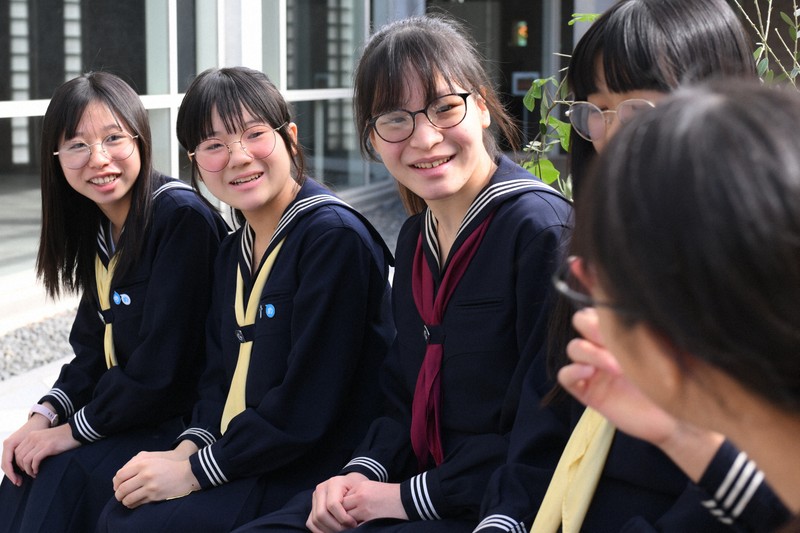 Tokyo high school promotes wearing sunglasses
