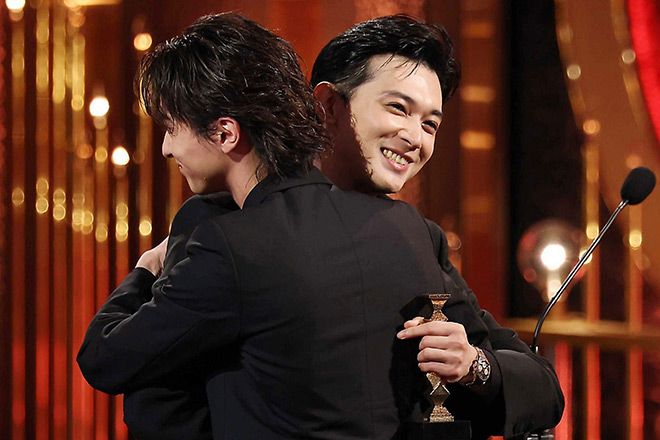 Presenter Ryusei Yokohama with Ryo Yoshizawa, winner of the best leading actor award.