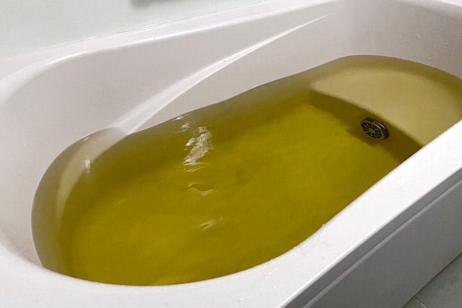 A bathtub prepared with the Sanuki Udon no Kaori Yu bath additive of the kake udon style variant