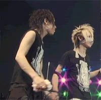 aoiandreitaholdinghabdsgif-1.webp