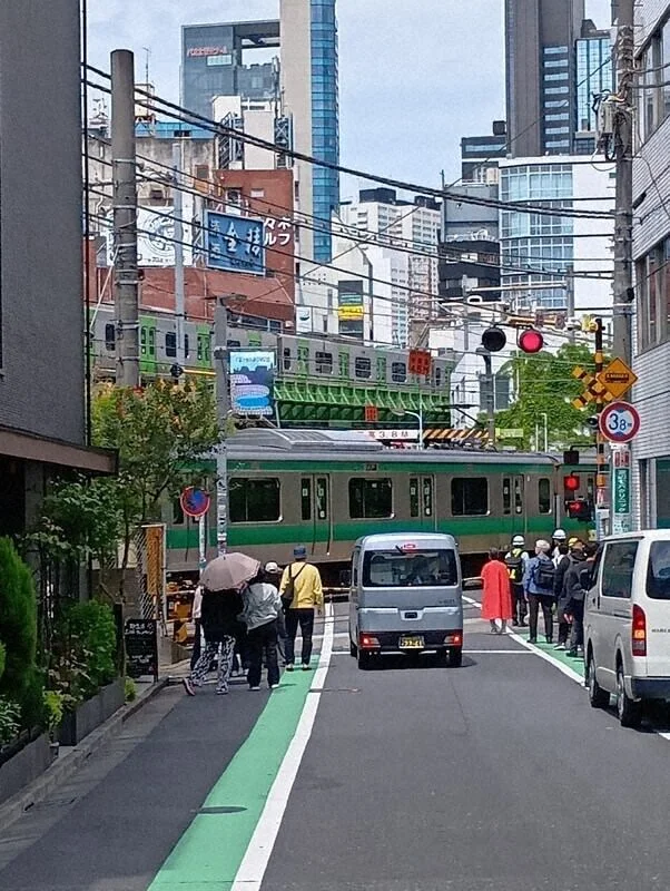 Aoyama Kaido railway crossing (青山街道踏切)