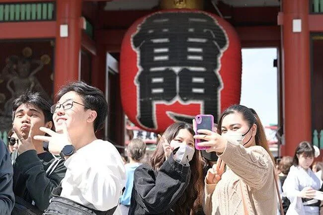 asakusa-tourists.webp