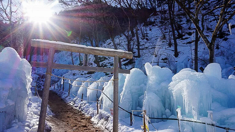 Ashigakubo Icicles (あしがくぼの氷柱)