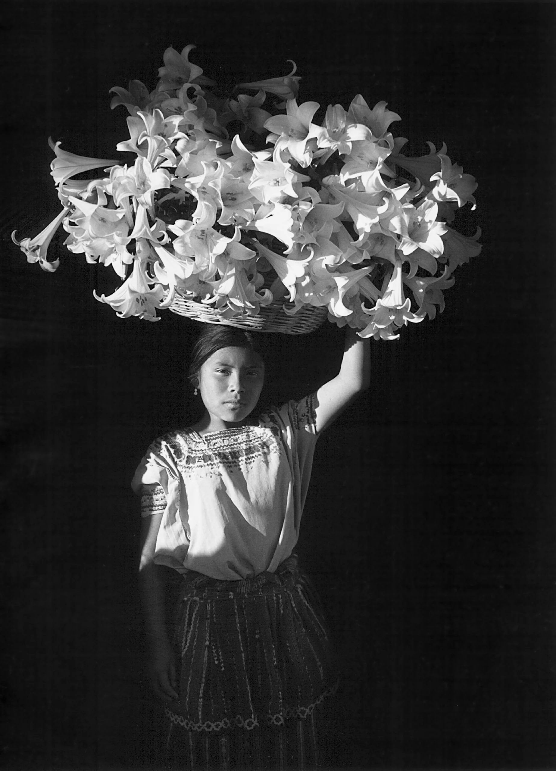 Canasta-de-Luz-Guatemala-1989-%C2%A9-Flor-Garduno-image-courtesy-SOL-LDN.webp