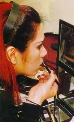 Daiapplyingmakeup-1.webp