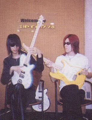 dieandshinyafightwithguitarsjpgt11916033-1.webp