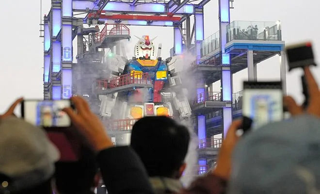 Gundam robot at Yamashita Pier 