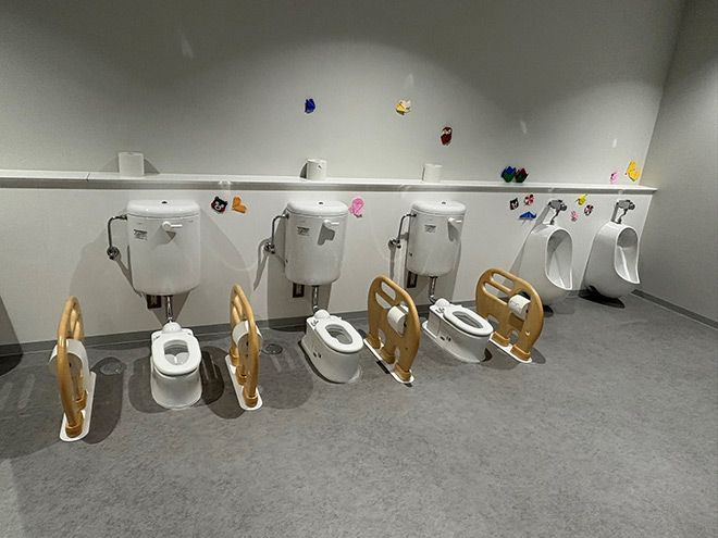 Open restrooms for toddlers at the Osaka Kansai Expo, designed to let parents easily help out their kids, were criticised for violating children's human rights.