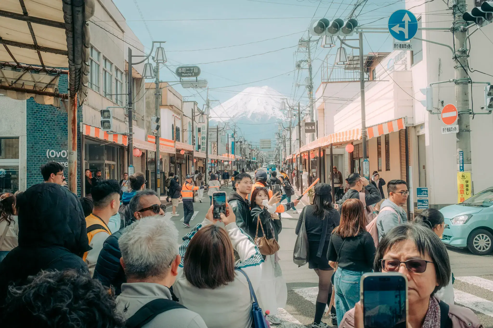 fujiyoshida-tourist-hordes.webp