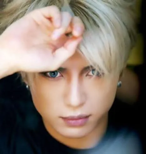 gackt33portraithandup-1.webp