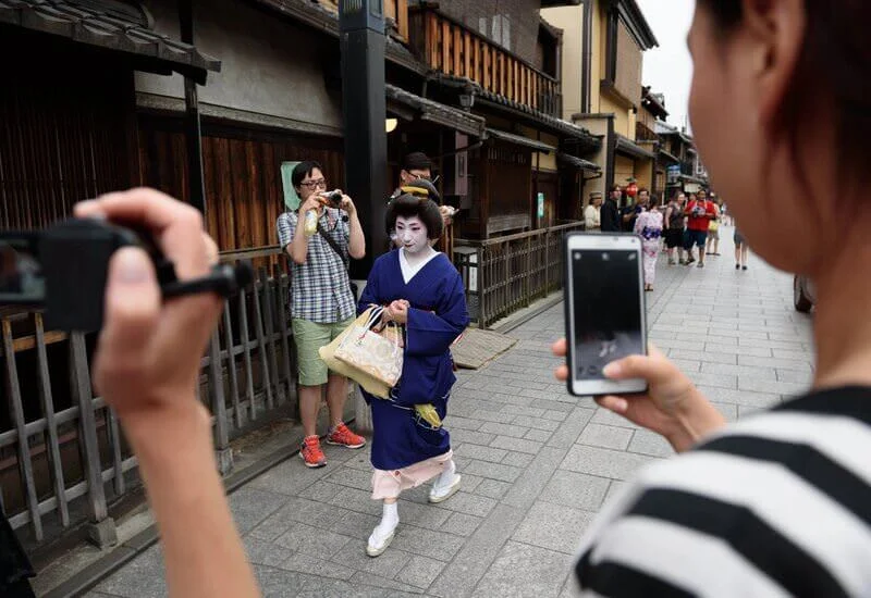 Chasing geiko