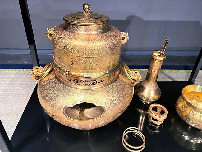 Hideyoshi's golden tea set