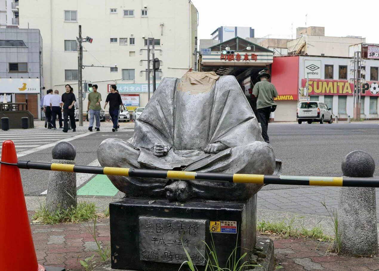 a statue of Toyotomi Hideyoshi located at the entrance of a shopping arcade in Nagoya was beheaded last week