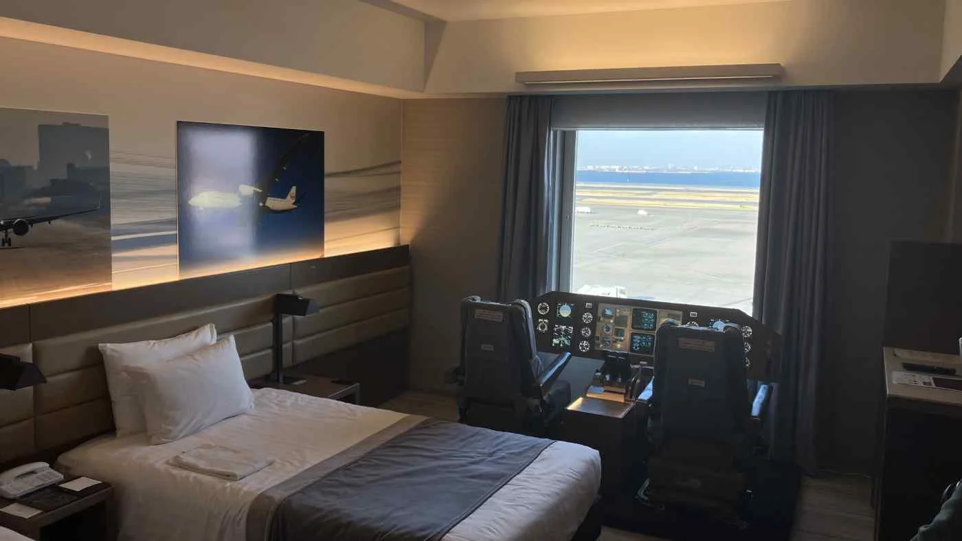 JAL Cockpit Room