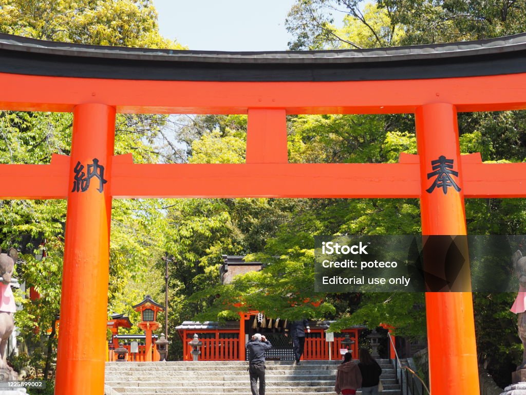 huge-red-torii-gate-with-kanji-characters-hounou-fushimi-inari-taisha-shrine-kyoto-japan.jpg
