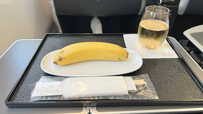 JAL-business-class-banana-breakfast.jpg