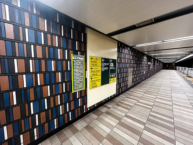 Jimbōchō Station (神保町駅), Toei Shinjuku Line
