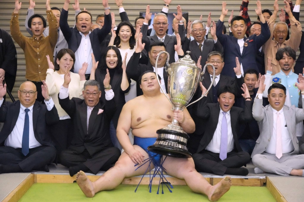 Spring Grand Sumo: Onosato takes his 3rd Emperor's Cup in Osaka