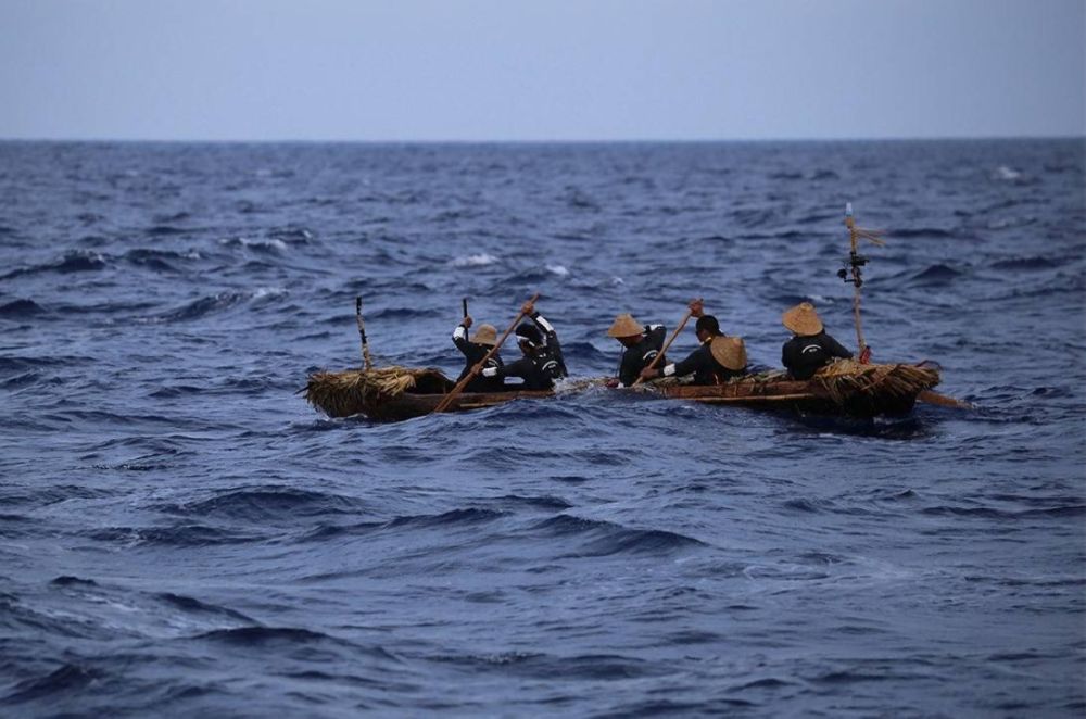Five crew members recreate a log boat voyage from Taiwan to Yonaguni Island, Okinawa Prefecture, in July 2019.