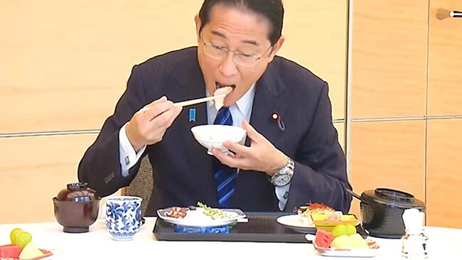 PM Kishida indulging in seafood from Fukushima
