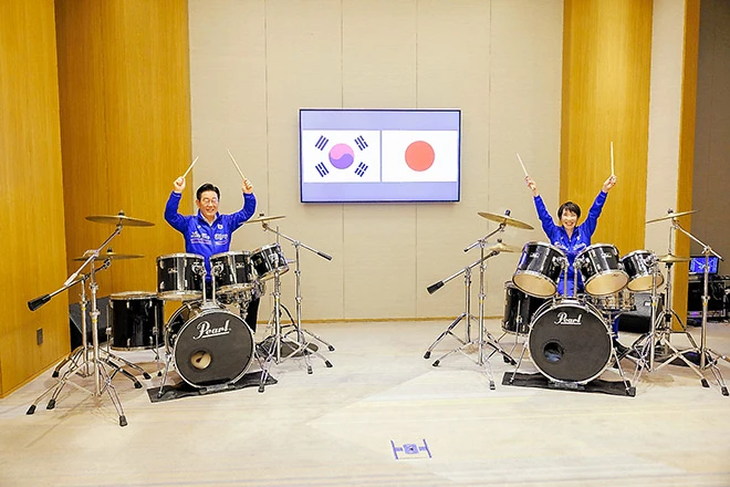 South Korean president Lee Jae Myung and Japan's prime minister Sanae Takaichi join a joint drum performance