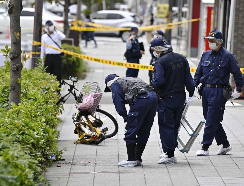 2 men die in Osaka after one jumps from building, lands on other