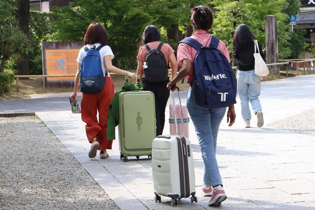 Byodoin Temple ends free luggage service after trouble with tourists