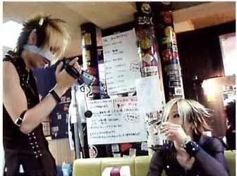 Reita_tapes_Uruha_drinking-1.webp