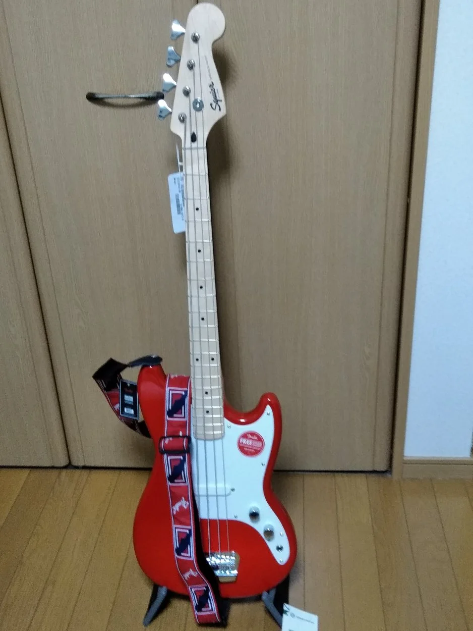 squier bass bronco red.webp