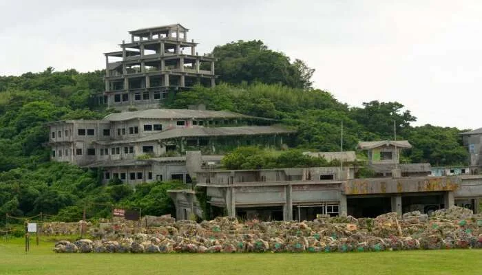 The-ruins-of-the-Nakagusuku-Hotel.webp