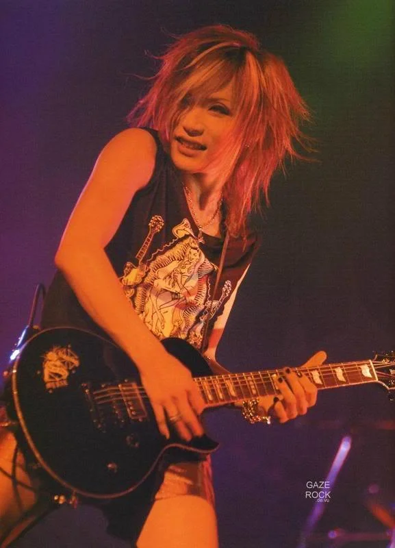 TheGazettEUruharealycuteontheguitar-1.webp