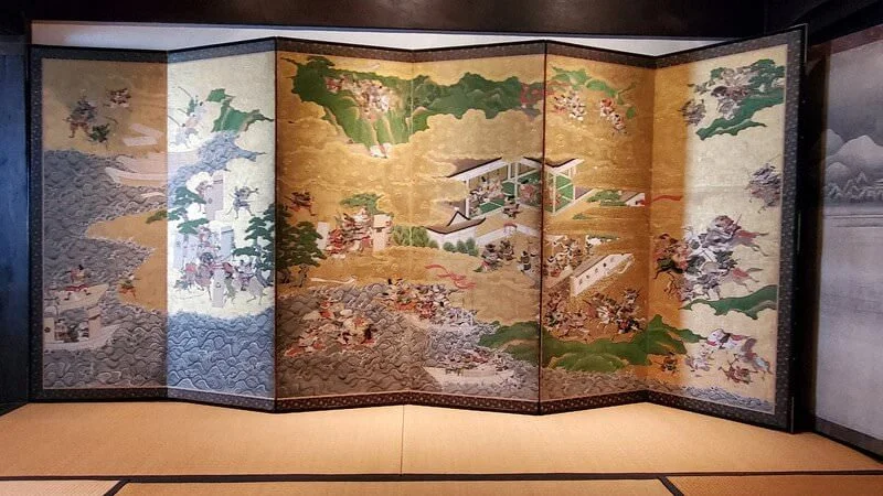 Folding screens created in the Edo period depict scenes from the battles of the Genji and Heike clans