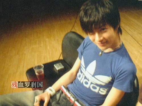 Toshiya (adidas bleu).webp