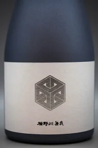 tatenogawa-muga-platinum-bottle-junmai-daiginjo-02.webp