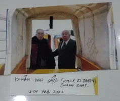 Gambar bersama sahabatnya pada tahun 2002.webp