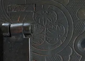 A4194_Enlarged metal Mon from handle.webp