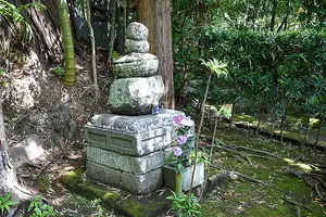 grave-of-yasutoki-at-jorakuji.webp