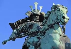 kusunoki-masashige-statue.webp