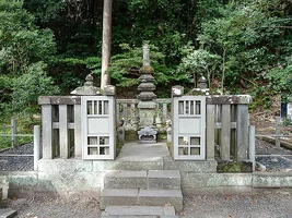 yoritomo-grave-kamakura.webp