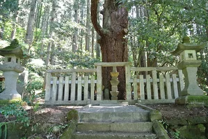 yoshitsuna-mausoleum.webp