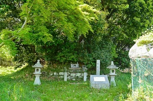 tomb-of-minamoto-no-yorinobu.webp