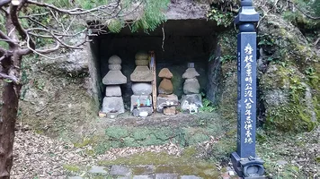 grave-of-kajiwara-kagetoki.webp