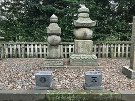 grave-of-terumoto-and-wife.webp