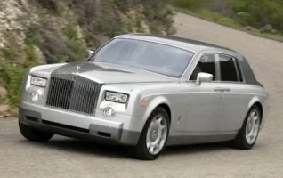 Rolls_Royce_Phantom_Silver_Front_Motion.webp