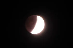 lunar_eclipse_121011.webp